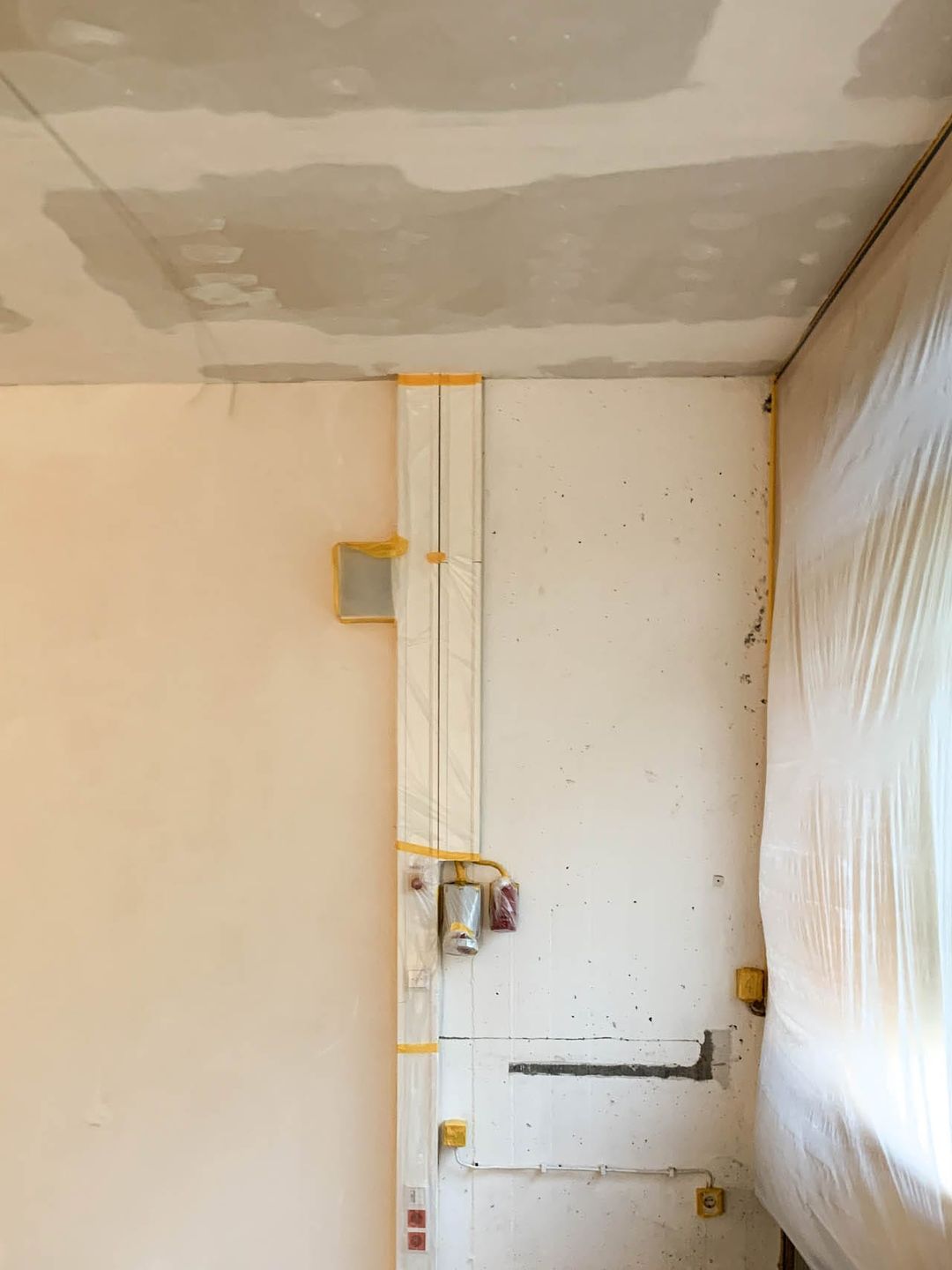 Baustelle mit unvollständiger Wandverkleidung