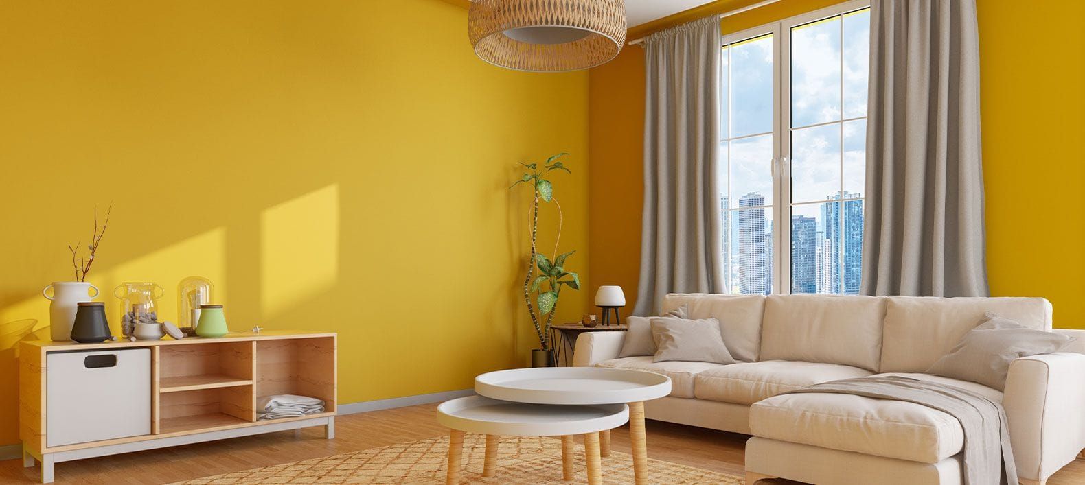Helles Wohnzimmer mit gelben Wänden, Sofa und Blick auf die Stadt
