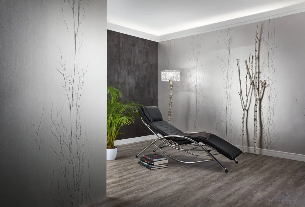 Moderne Entspannungsecke mit Stuhl und Pflanzen