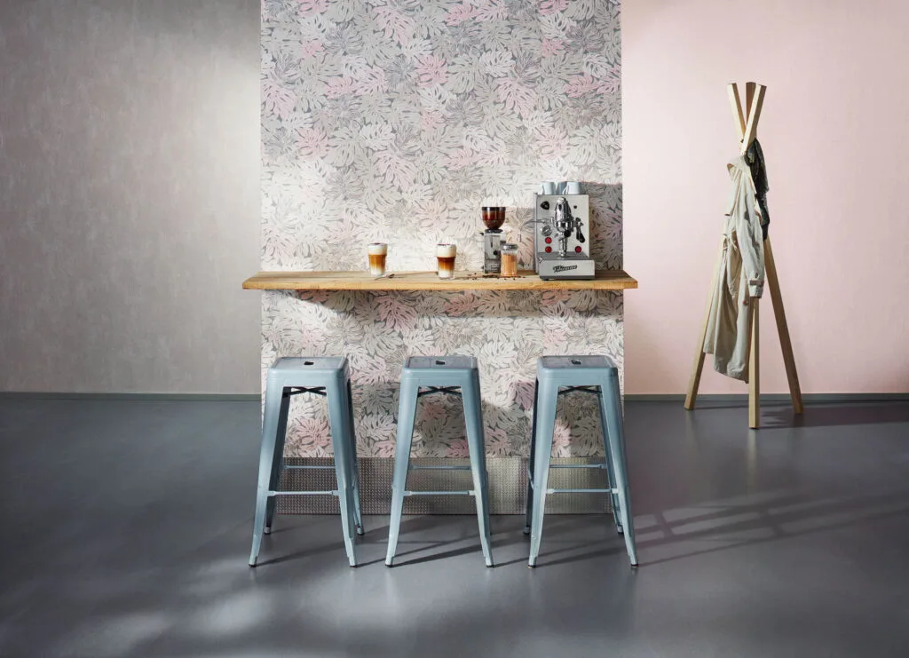 Moderne Kaffeebar mit Stühlen und Pflanzenmuster
