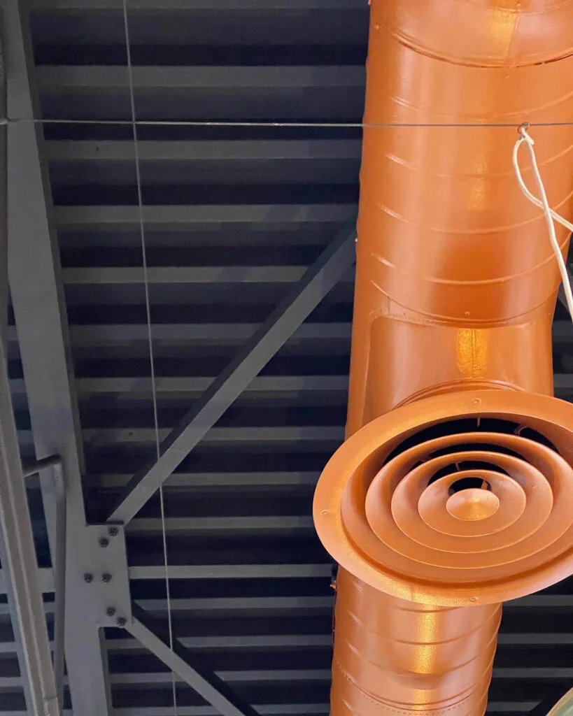 Orangene Belüftungsleitung an der Decke