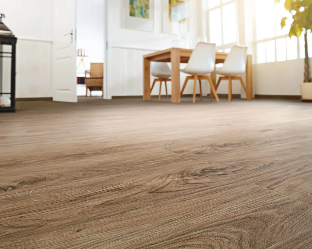 Holzboden in einem hellen, modernen Raum