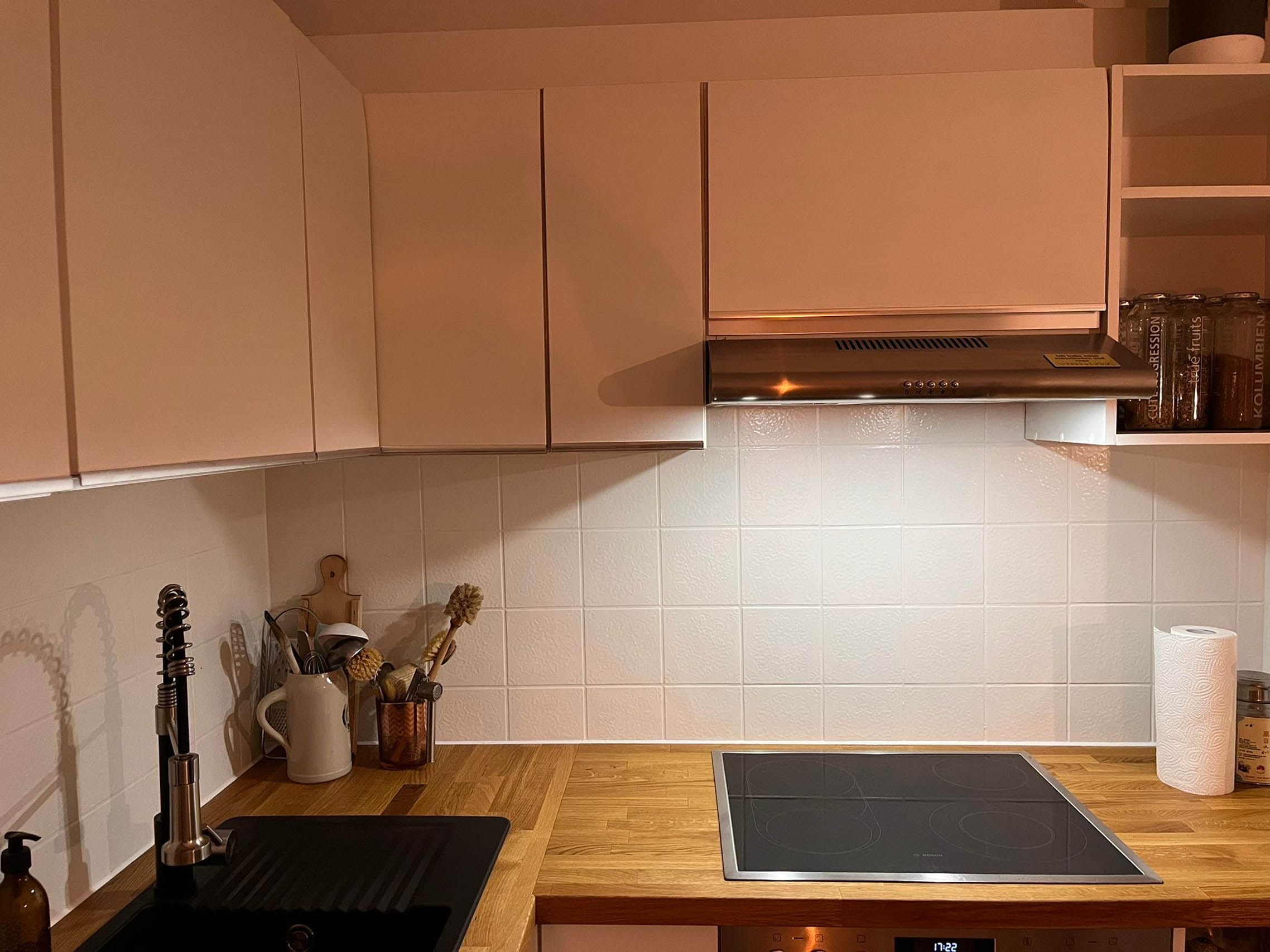 Moderne Küche mit Kochfeld und Schränken