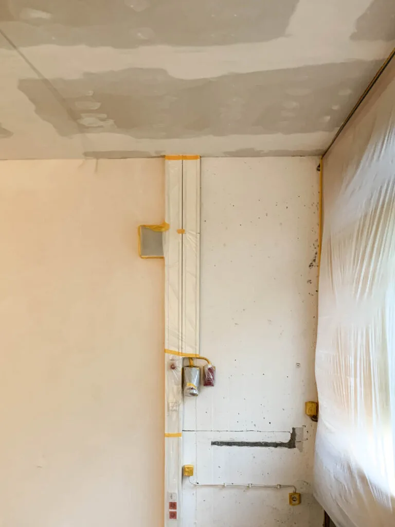 Baustelle mit unvollständiger Wandverkleidung