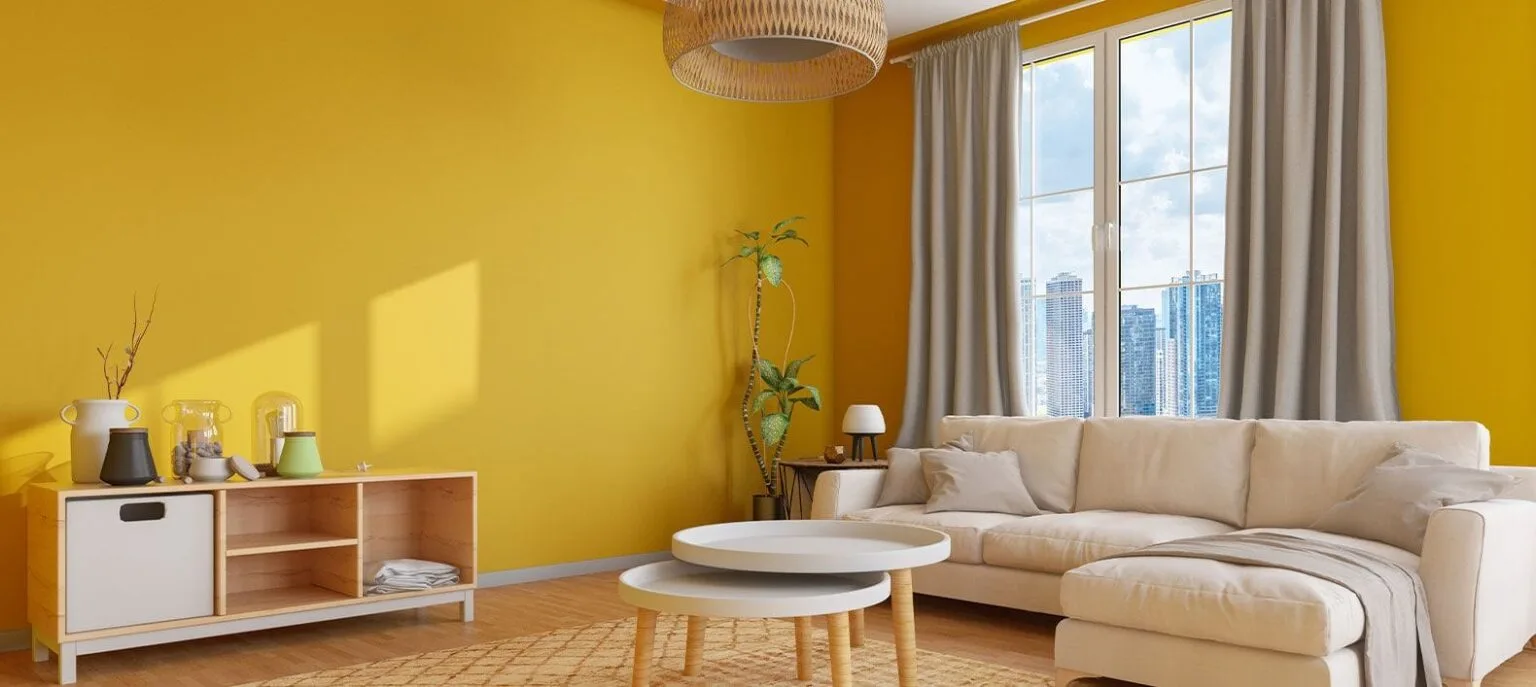 Helles Wohnzimmer mit gelben Wänden und Pflanzen.